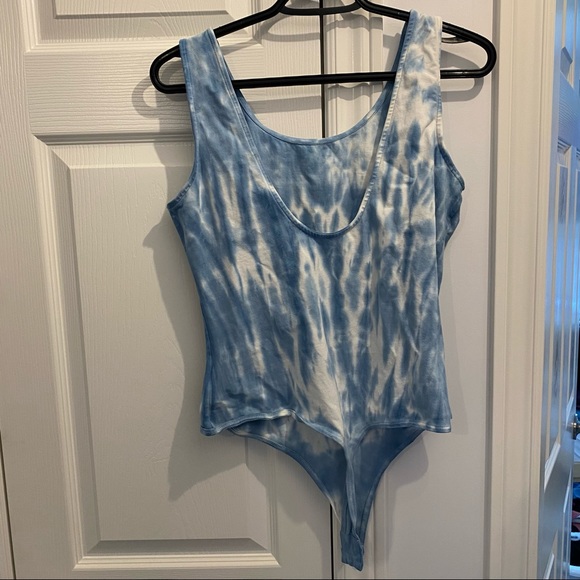 Guess cloud tie dye bodysuit with scoop back in medium - Picture 2 of 3